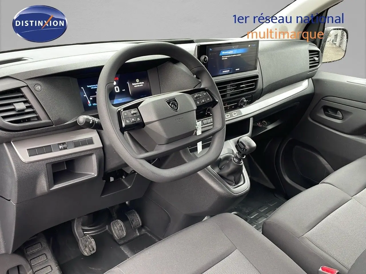 Intérieur du Peugeot Expert Fourgon 2025, vue côté conducteur, tableau de bord moderne avec écran tactile et volant multifonction.