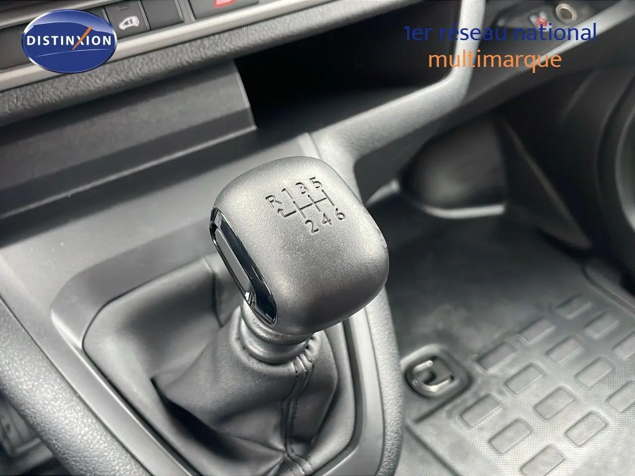 Gros plan sur le levier de vitesses manuel noir du Peugeot Expert Fourgon blanc, intérieur côté conducteur.