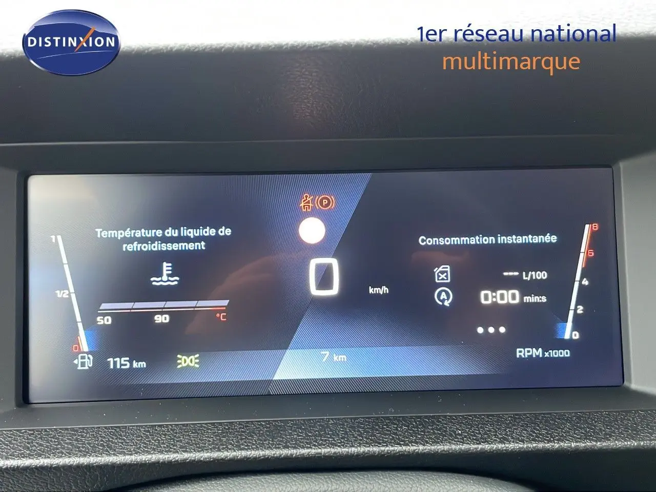 Tableau de bord numérique du Peugeot Expert Fourgon blanc 2025 affichant température moteur et consommation instantanée.