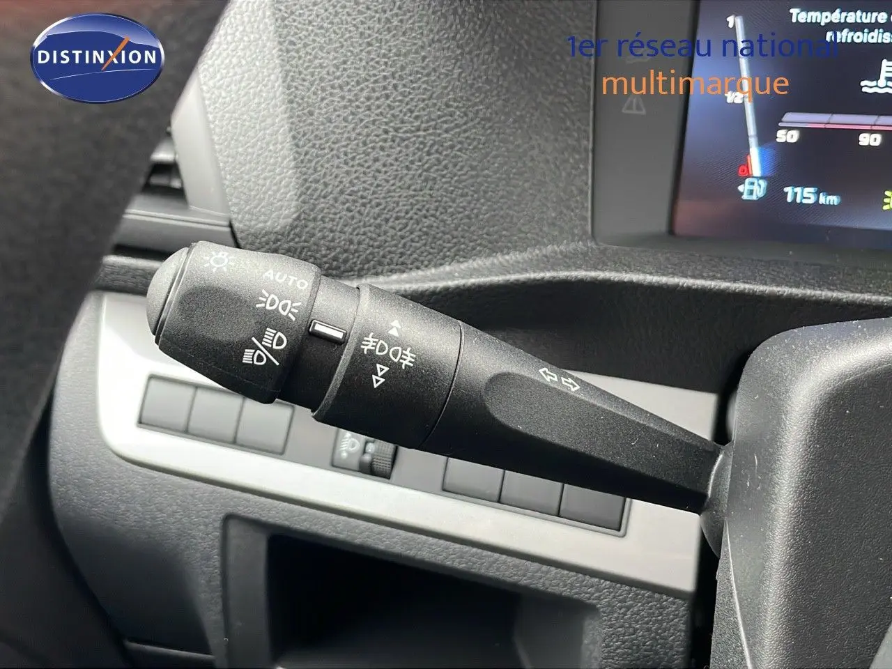 Gros plan sur la commande des feux et clignotants du Peugeot Expert Fourgon blanc, tableau de bord en arrière-plan.