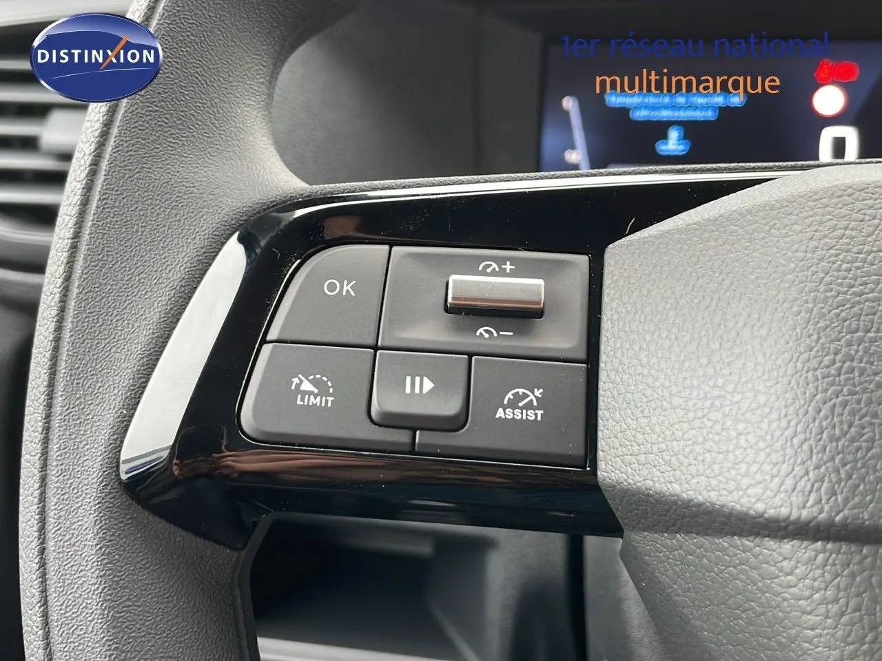 Gros plan sur les commandes au volant du Peugeot Expert Fourgon blanc 2025, mettant en valeur les boutons d'assistance et limiteur.