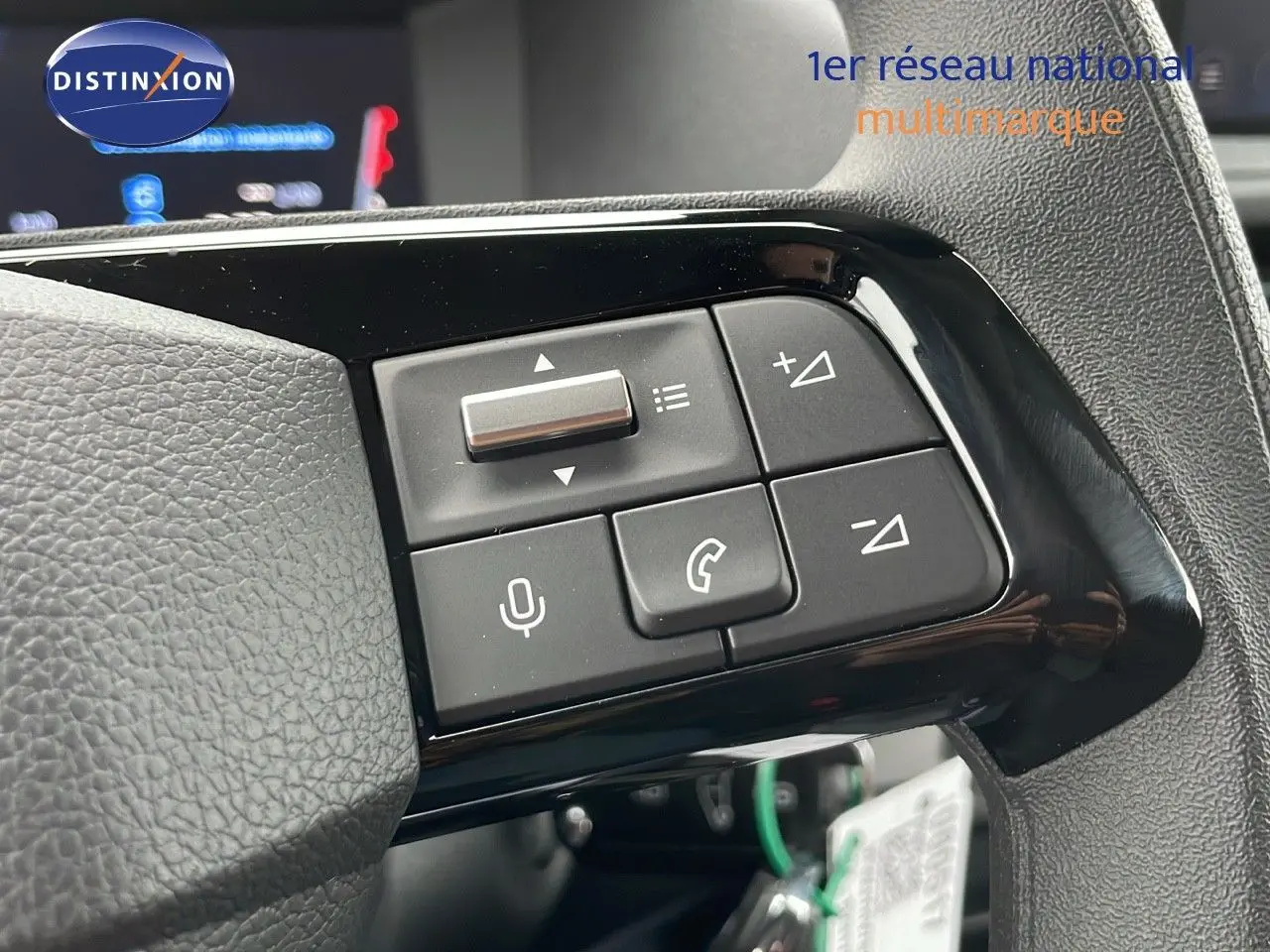 Gros plan sur les commandes vocales et téléphone au volant du Peugeot Expert Fourgon blanc, version 2025.