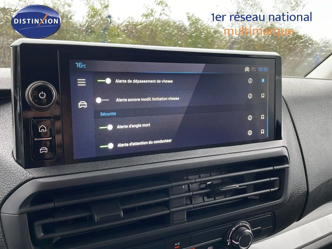 Écran tactile central du Peugeot Expert Fourgon blanc 2025 affichant les alertes de sécurité et de vitesse.