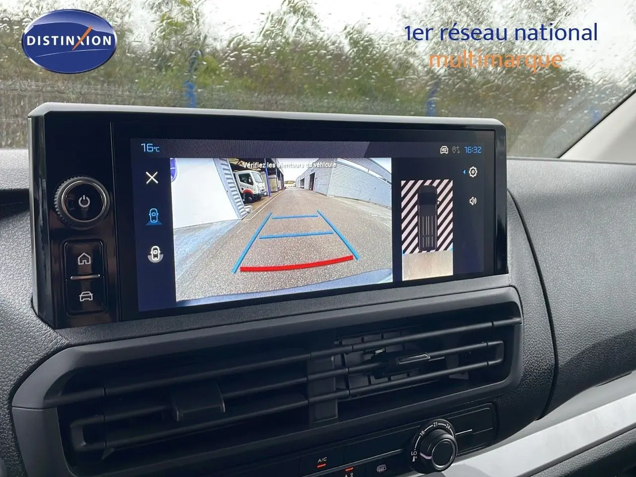 Écran tactile du tableau de bord du Peugeot Expert Fourgon blanc 2025 affichant la caméra de recul en extérieur.
