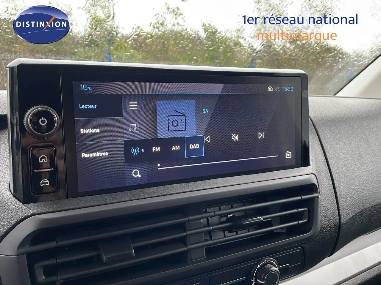 Écran tactile multimédia avec radio DAB et commandes intégrées dans le tableau de bord du Peugeot Expert Fourgon blanc 2025.