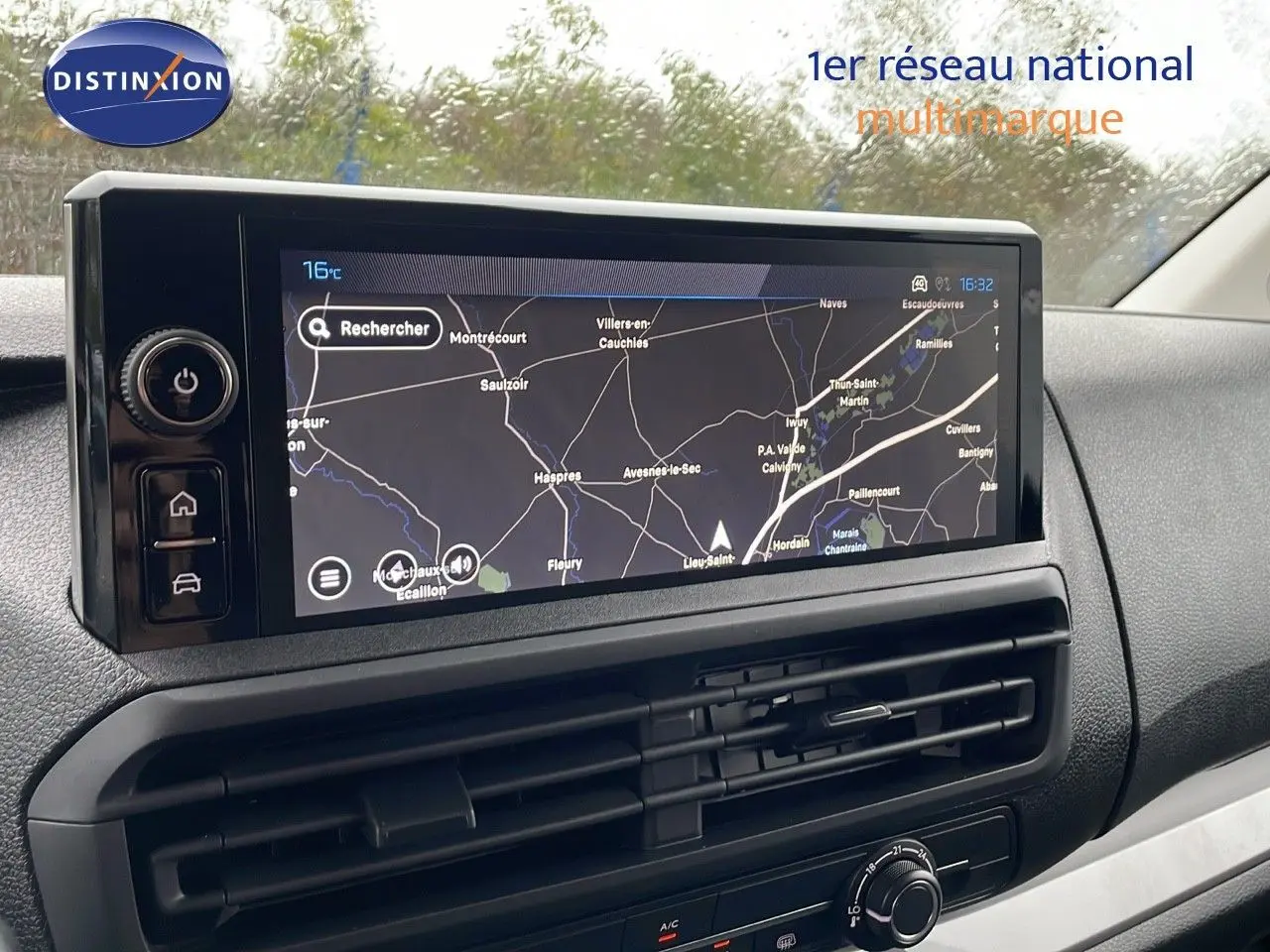 Écran tactile GPS en gros plan sur le tableau de bord du Peugeot Expert Fourgon blanc, vue intérieure frontale.