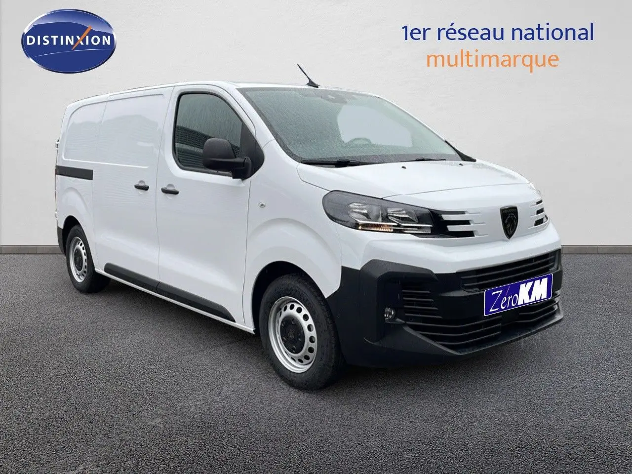 Peugeot Expert Fourgon blanc vu en 3/4 avant droit, avec pare-chocs noir et jantes acier simples.