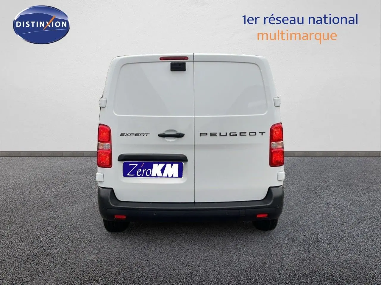 Vue arrière d'un Peugeot Expert Fourgon blanc 2025 avec portes battantes et feux rouges visibles.