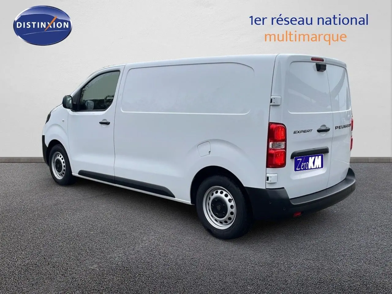 Vue 3/4 arrière droite d'un Peugeot Expert Fourgon blanc 2025 avec portes arrière battantes et jantes acier simples.