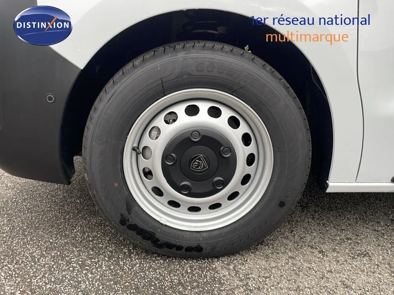Gros plan sur la roue avant droite du Peugeot Expert Fourgon blanc 2025, soulignant la jante acier et le logo central.