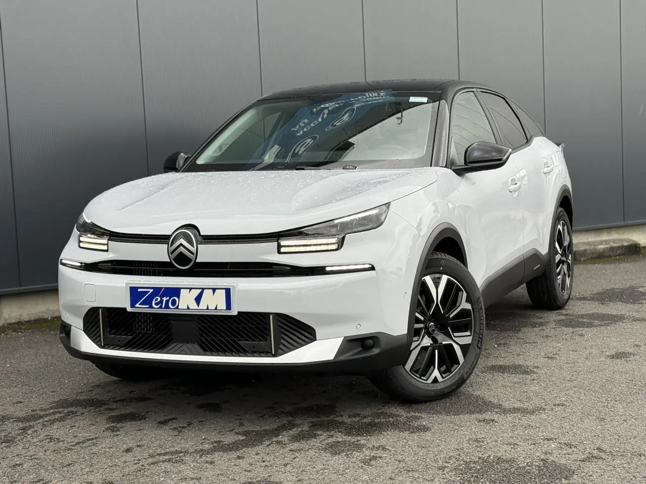 Citroën C4 blanc Okénite en 3/4 avant droit avec toit noir Perla Nera et jantes alliage 18 pouces.