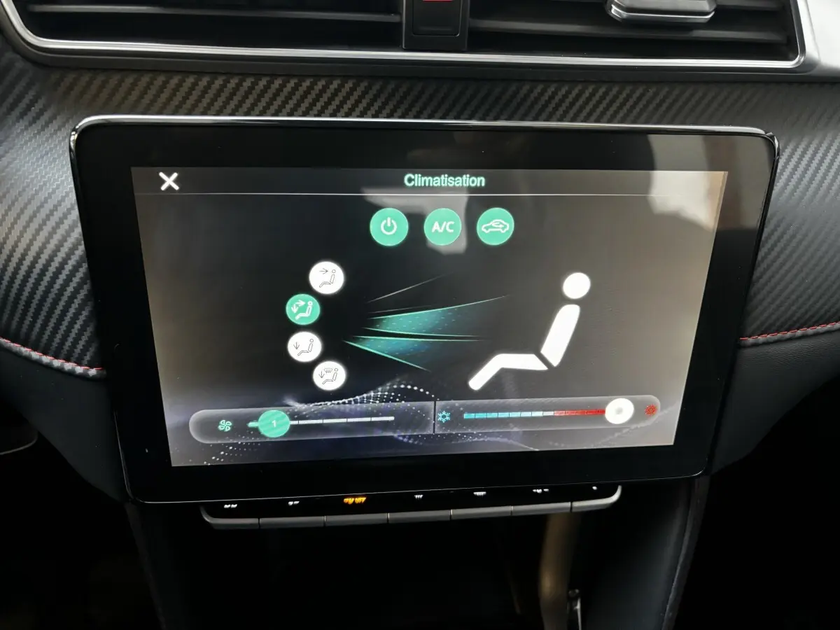Écran tactile central affichant le réglage de climatisation dans l'habitacle du MG ZS gris clair 2022.