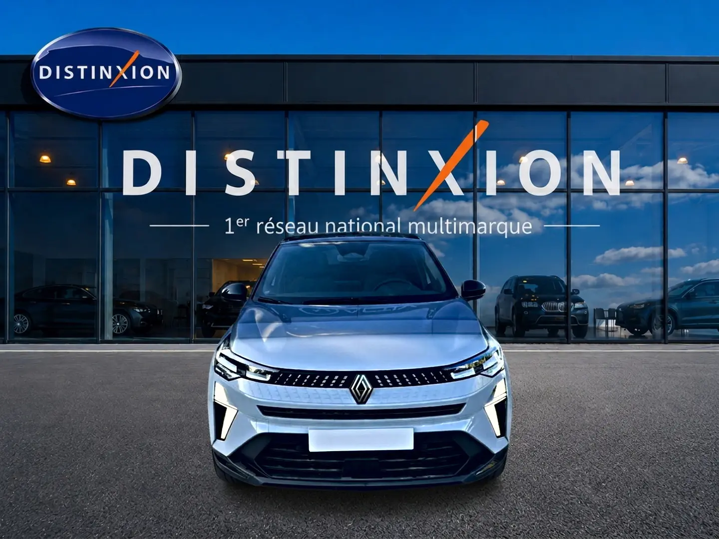 Vue avant d'un Renault Captur 1.8 e-tech full hybrid 160 techno gris rafale, avec calandre noire et feux LED distinctifs.