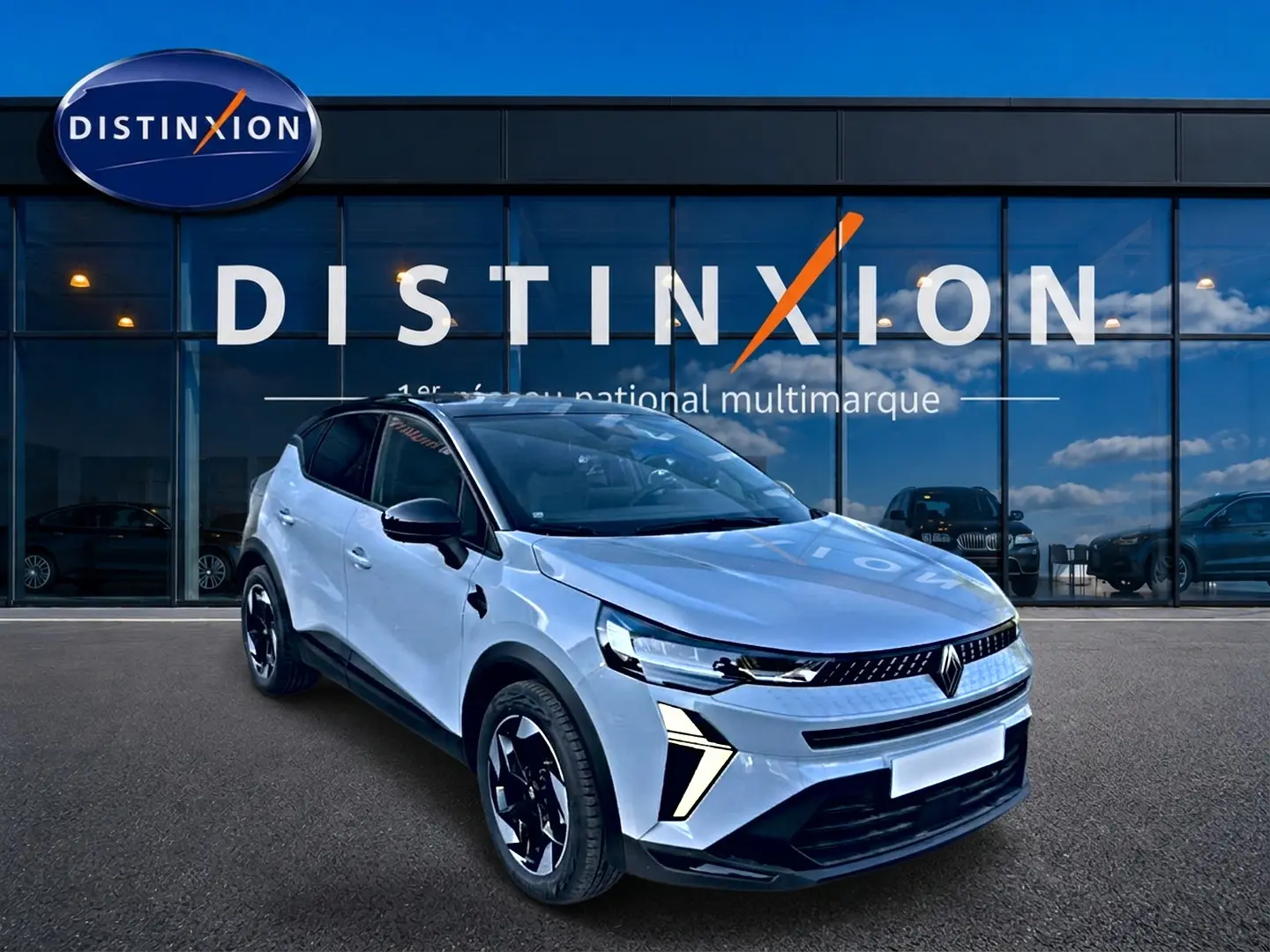 Renault Captur 2026 gris rafale en 3/4 avant droit, avec jantes alu noires et toit noir contrasté.