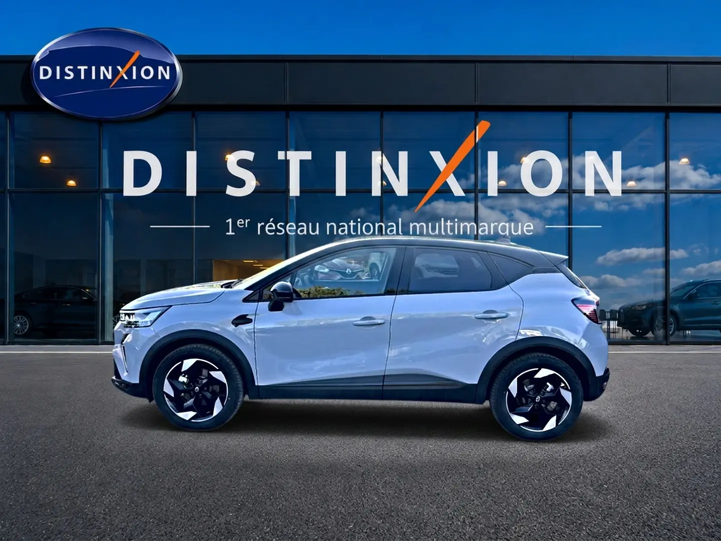 Renault Captur 1.8 e-tech gris rafale en profil droit, jantes alu noires et toit noir contrasté.