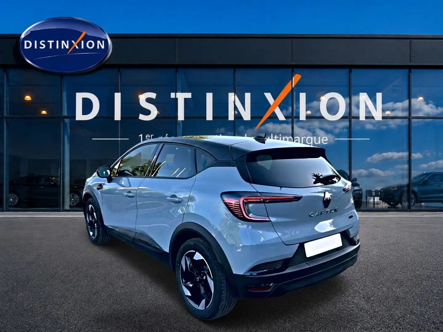 Renault Captur 1.8 e-tech gris rafale en 3/4 arrière droit, avec toit noir et jantes alu noires.