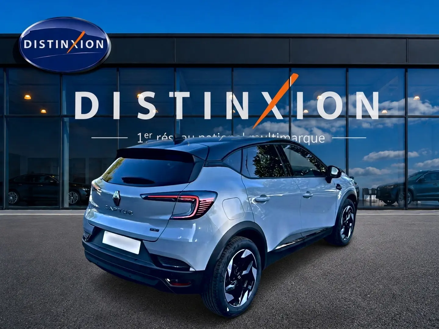 Vue 3/4 arrière droite du Renault Captur gris rafale 2026 avec feux arrière LED et jantes alu noires.