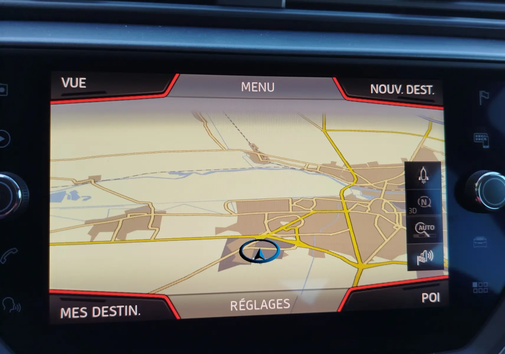 Écran de navigation GPS du tableau de bord d'une SEAT ARONA 2019, affichant une carte routière détaillée.