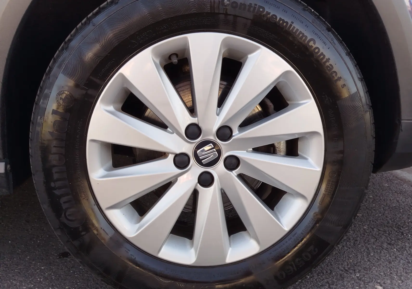 Gros plan sur la jante argentée d'une SEAT Arona 2019, mettant en valeur le logo central et le pneu Continental noir.