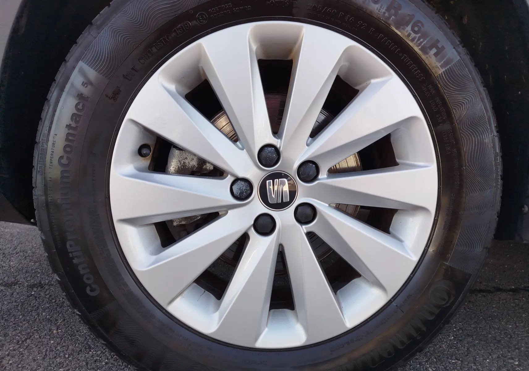 Gros plan sur la jante argentée d'une SEAT Arona 2019, mettant en valeur le logo central et le pneu Continental.