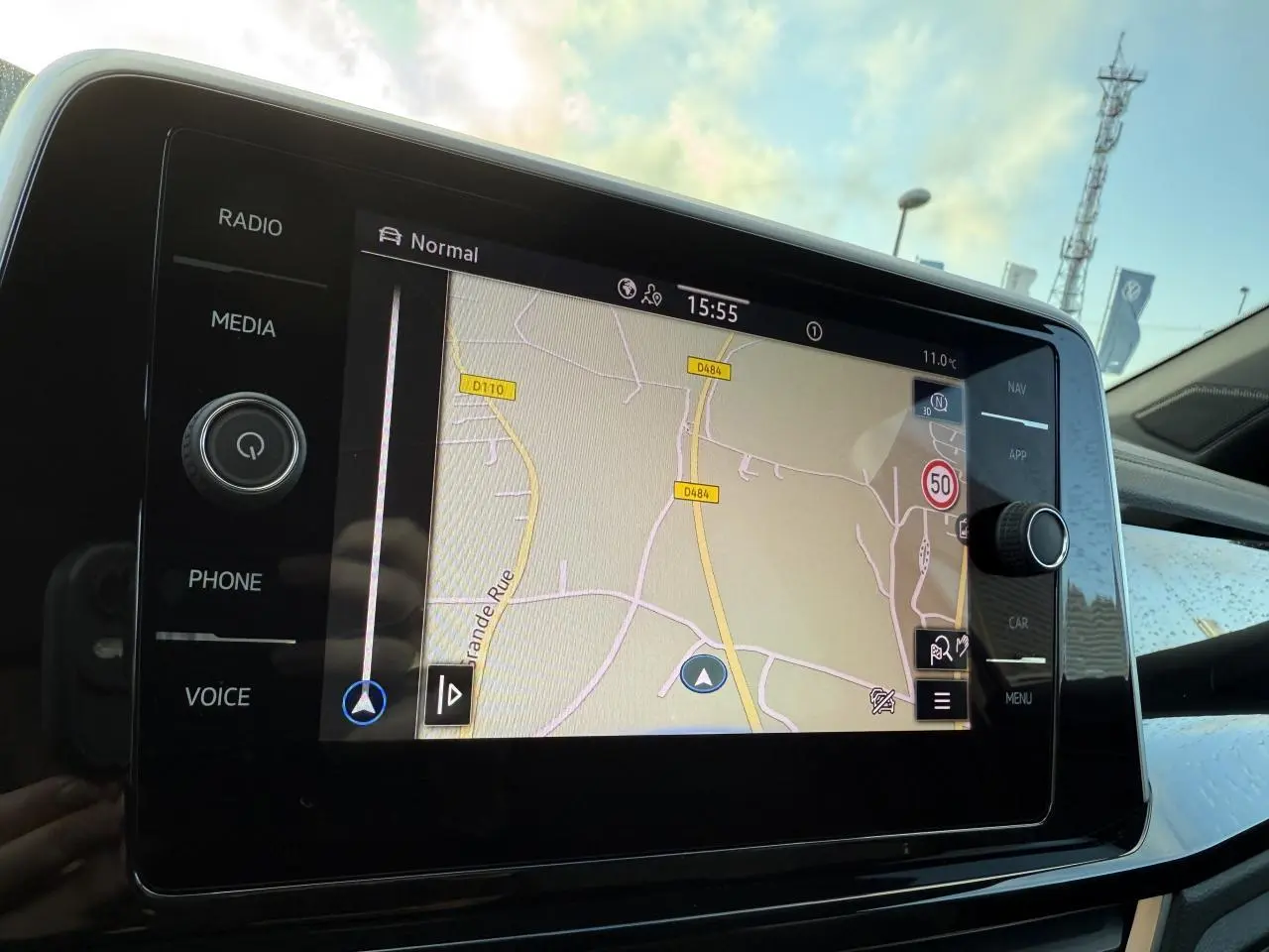 Écran tactile du système de navigation Discover Media dans l'habitacle du Volkswagen T-Roc 2025.