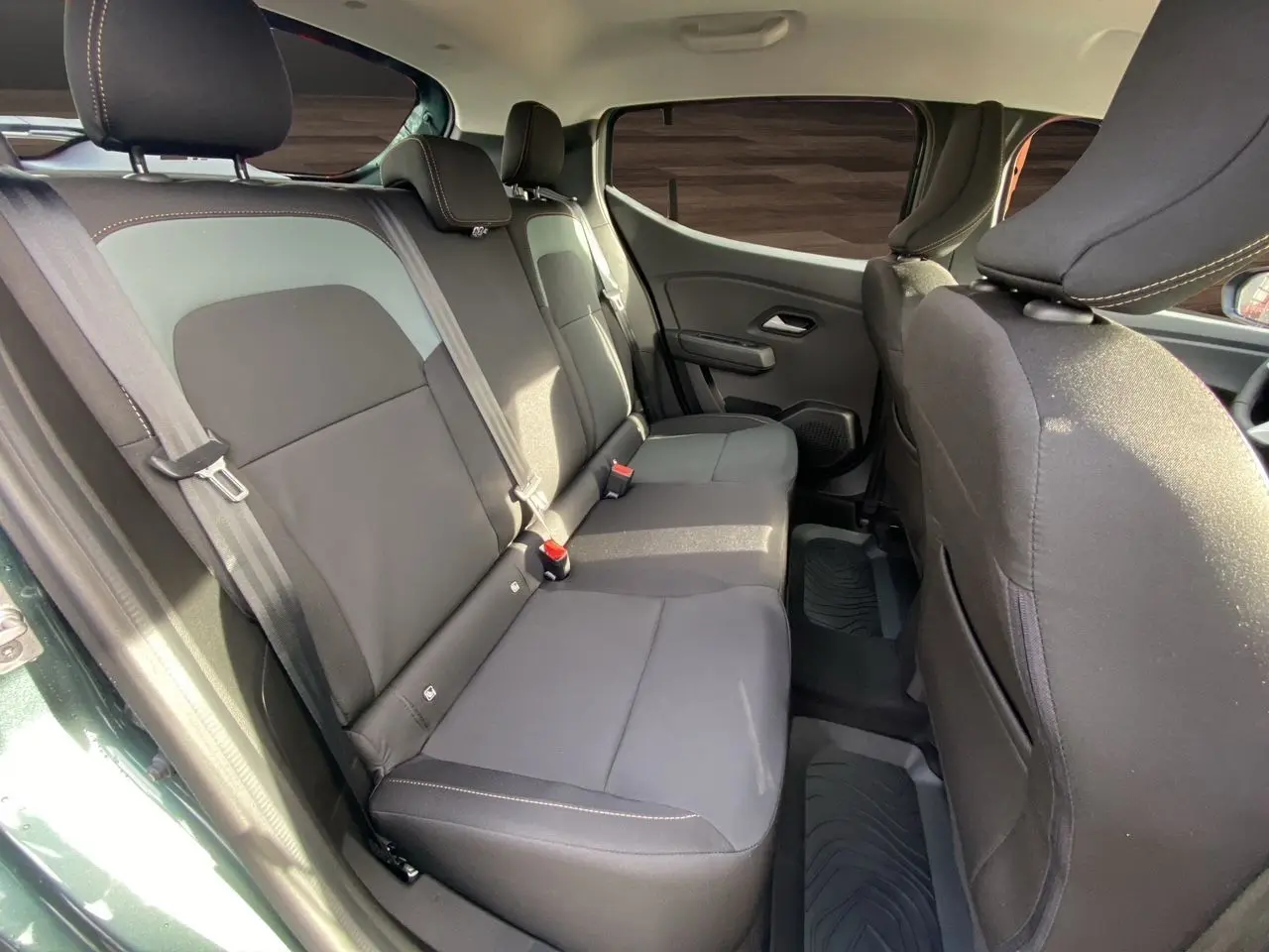 Vue intérieure sur les sièges arrière noirs et gris du Dacia Sandero Stepway 2026, avec porte ouverte côté gauche.