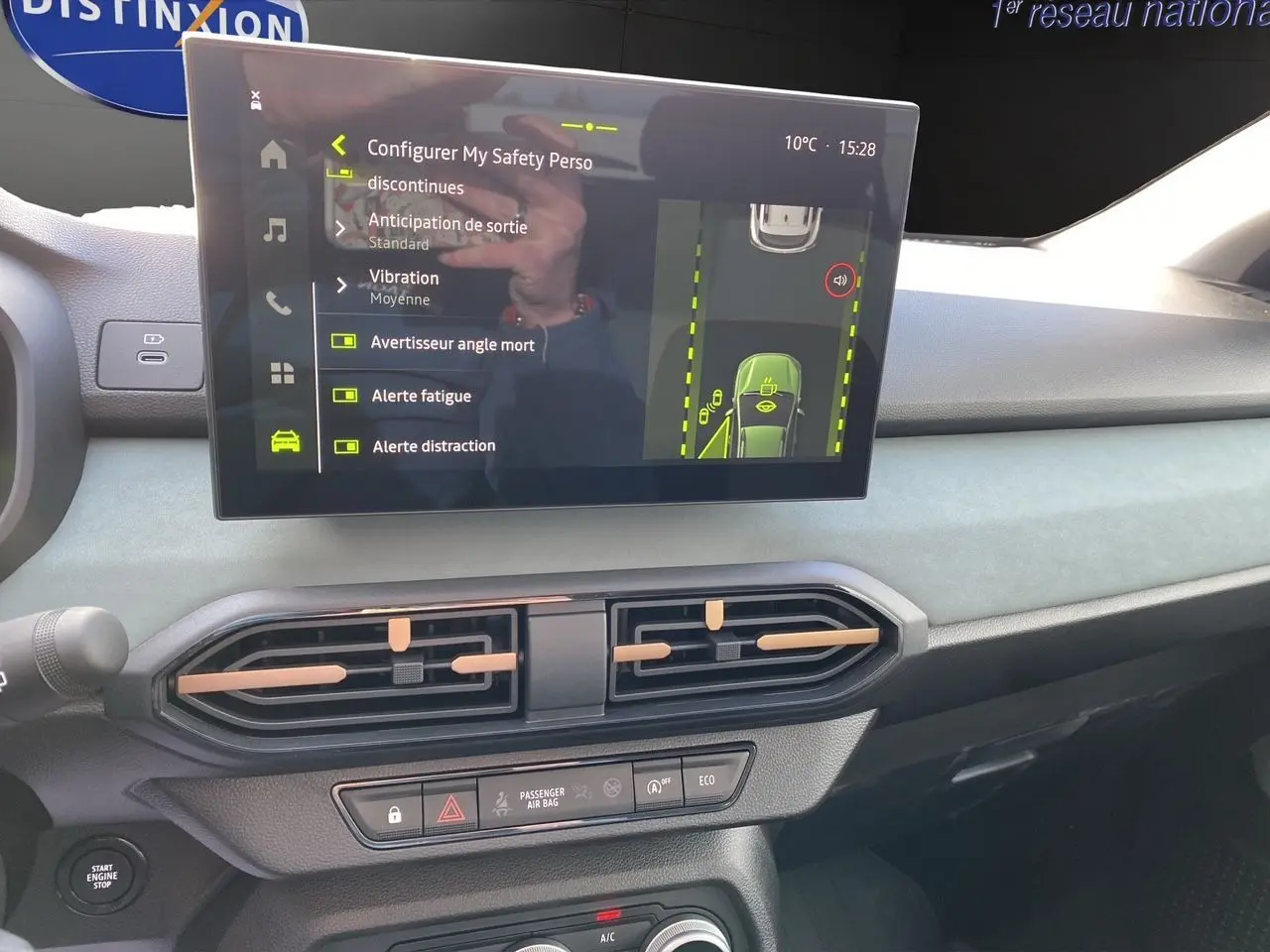 Vue intérieure du tableau de bord de la Dacia Sandero Stepway 2026, écran tactile affichant les aides à la conduite.