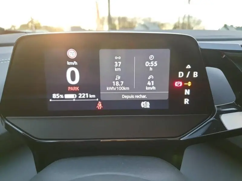 Vue rapprochée de l'écran numérique du tableau de bord du Volkswagen ID.4 affichant vitesse, autonomie et mode de conduite.