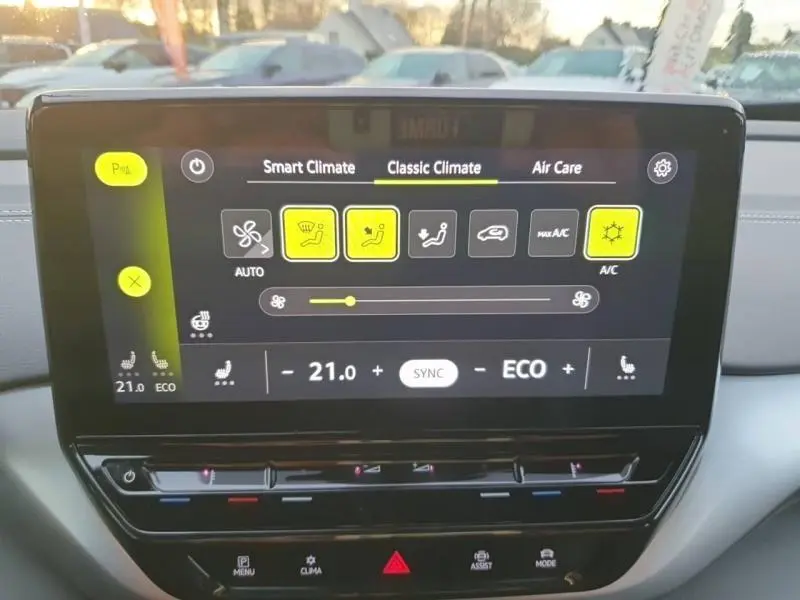 Écran tactile central du Volkswagen ID.4 2023 affichant les réglages de climatisation en mode Classic Climate.