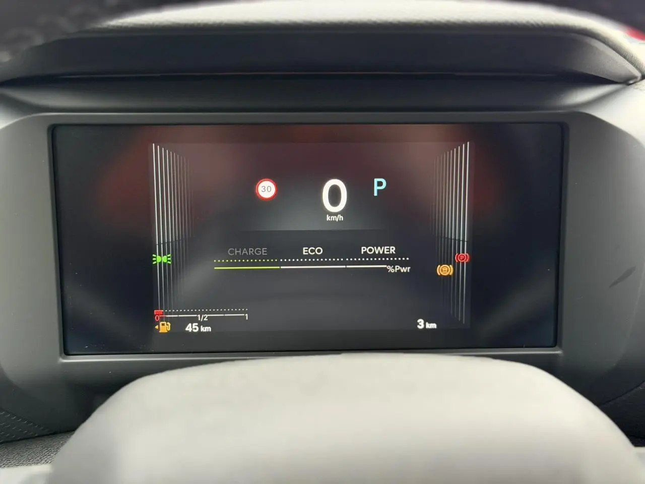 Affichage numérique TFT 7 pouces du tableau de bord de la Citroën C4 gris Mercury, vue frontale rapprochée.