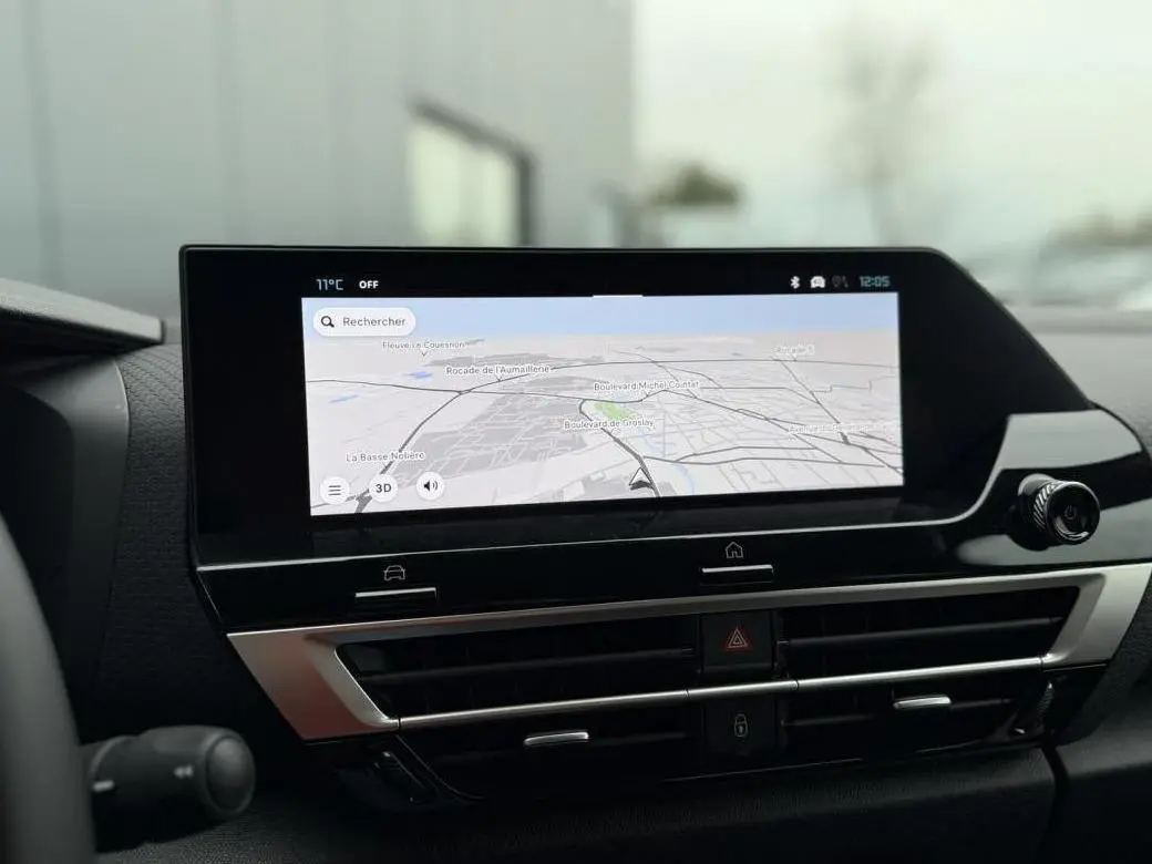 Écran tactile central avec navigation 3D dans l'habitacle du Citroën C4 gris Mercury, vue intérieure frontale.