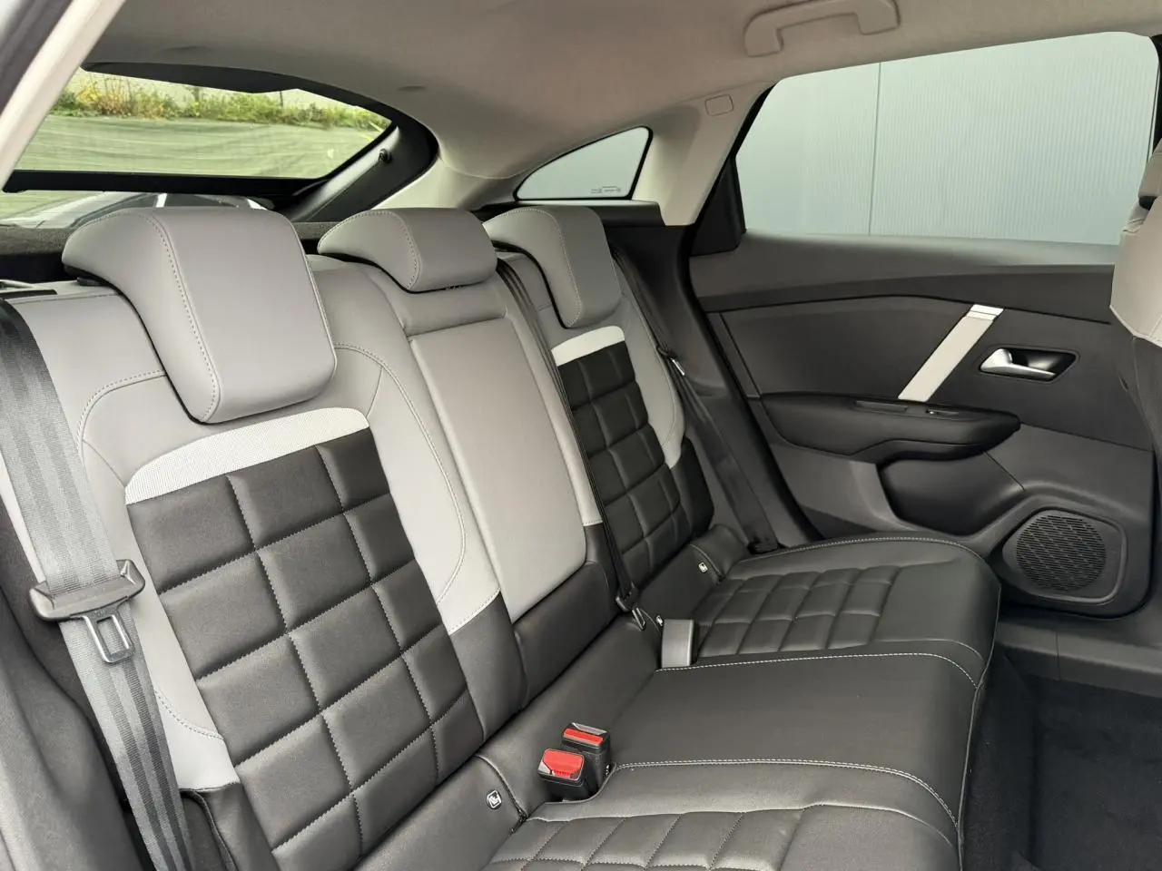 Vue intérieure du siège arrière droit de la Citroën C4 2025 avec garnissage bicolore noir et gris clair.