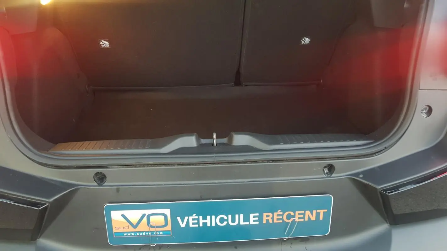 Coffre ouvert vu de l'arrière d'une Citroën C3 noire 2025, montrant l'espace de chargement vide.