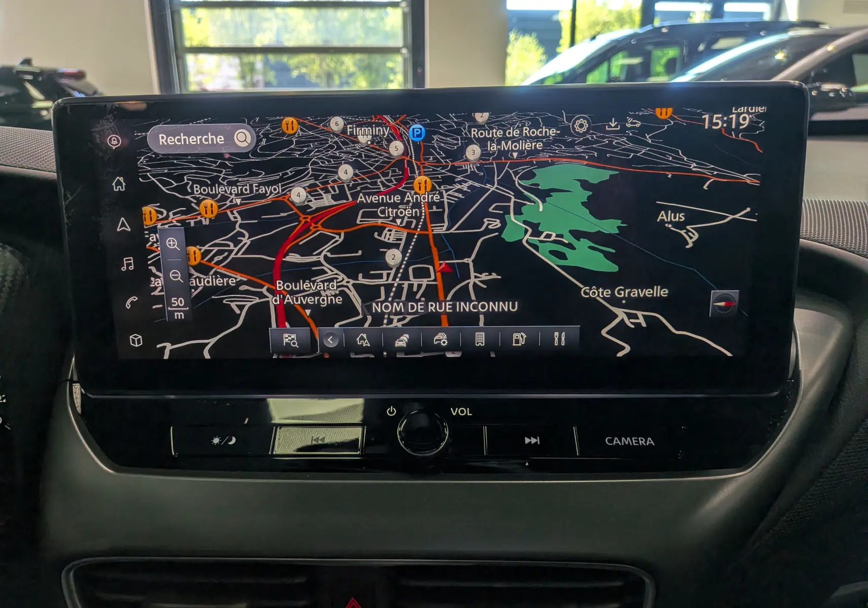 Écran tactile central du Nissan Juke Hybrid 2025 montrant la navigation avec carte détaillée en intérieur véhicule.