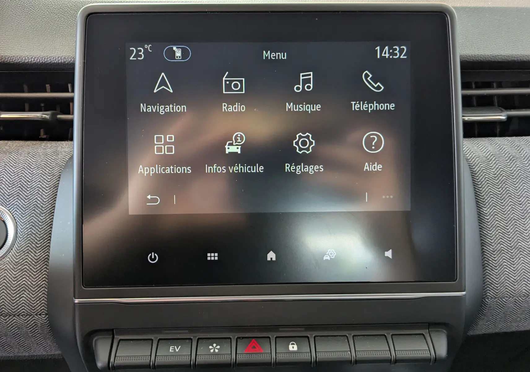 Écran tactile central de la Renault Clio 2025 gris schiste, affichant le menu principal avec navigation et réglages.