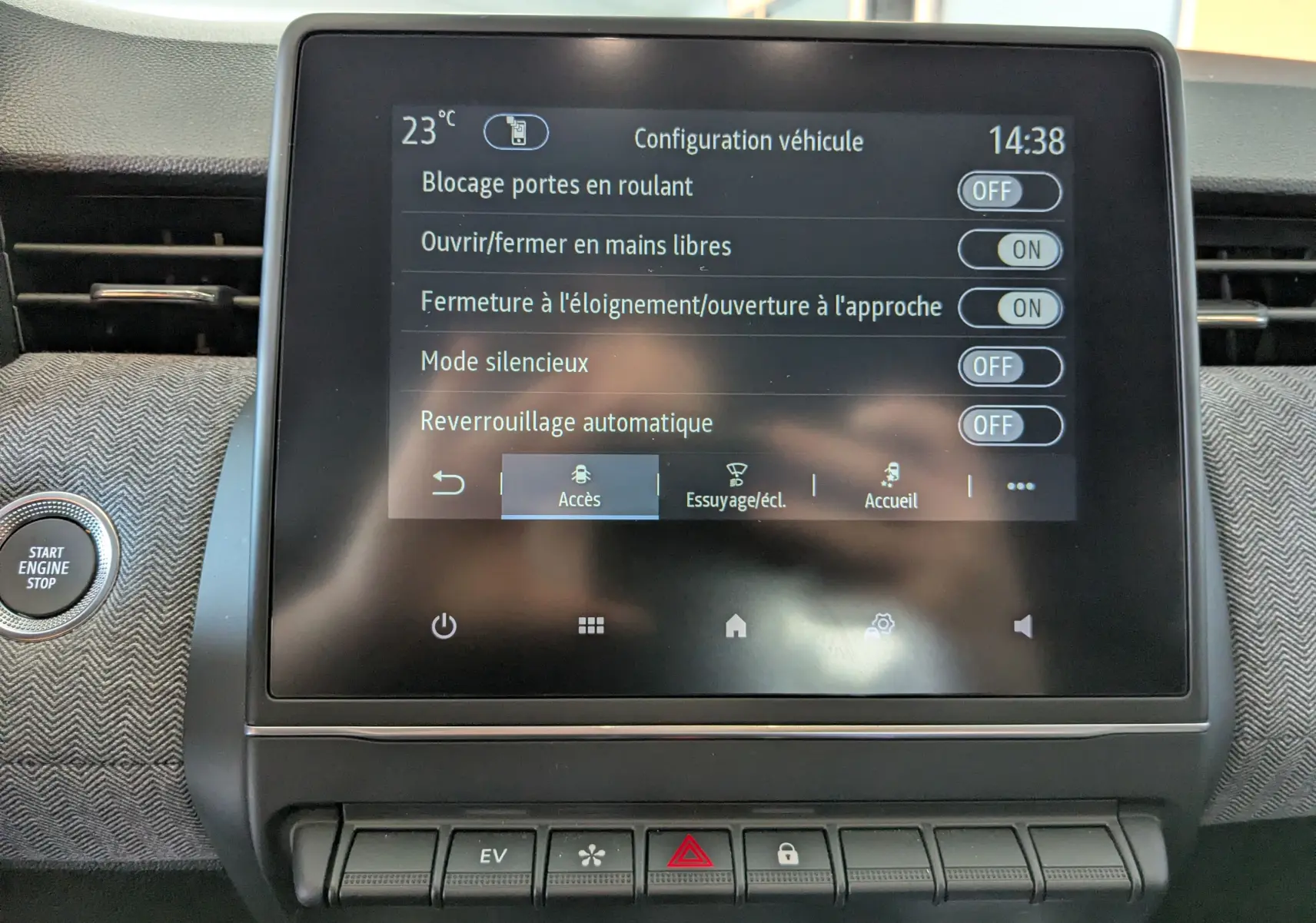 Écran tactile central de la Renault Clio hybride 2025 affichant les réglages d'accès mains libres et verrouillage automatique.