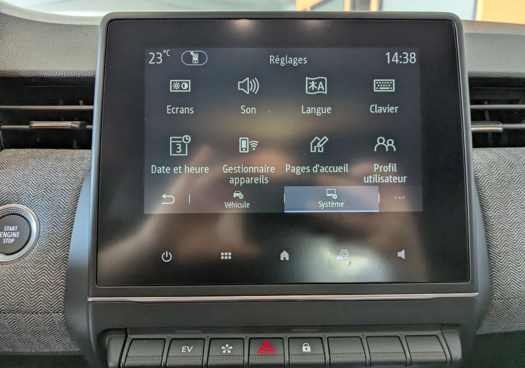 Écran tactile central de la Renault Clio gris schiste, affichant le menu Réglages avec boutons en dessous.