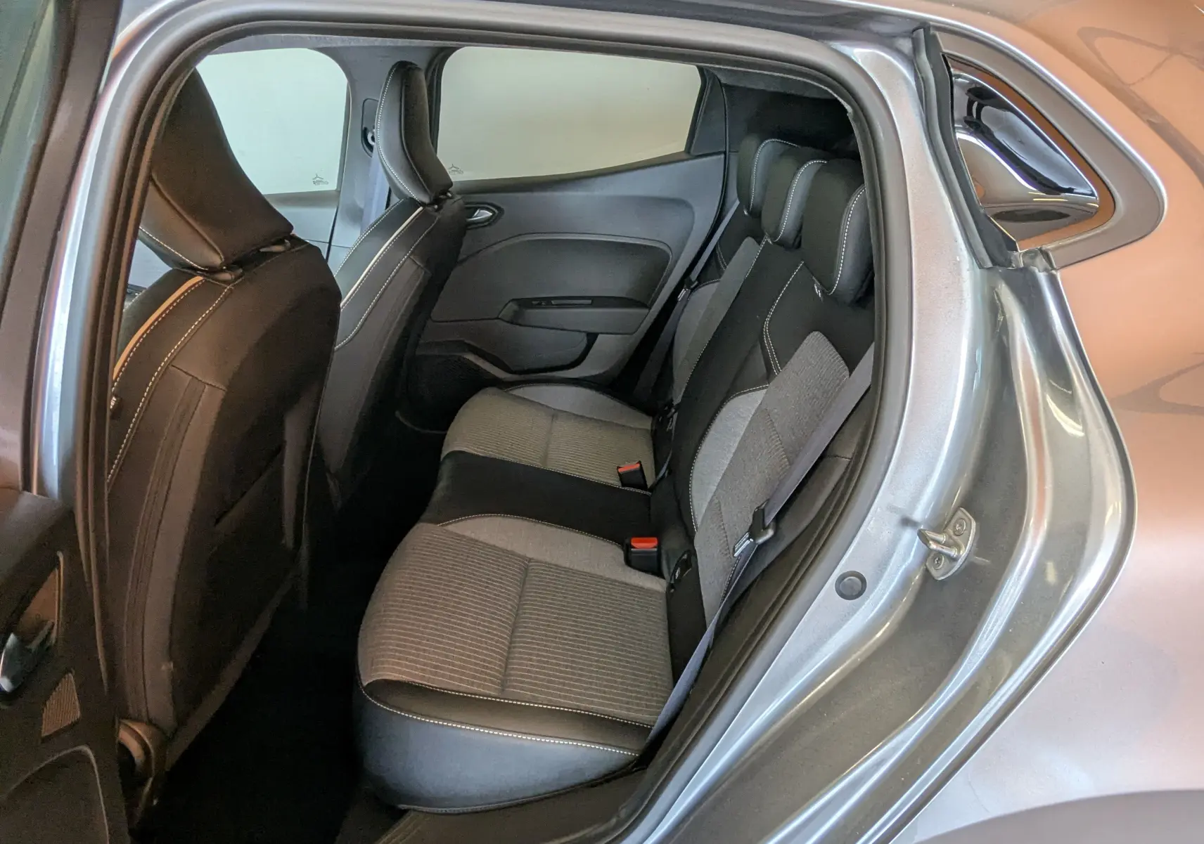 Vue intérieure côté droit des sièges arrière gris clair et noir de la Renault Clio V E-Tech Full Hybrid 2025.