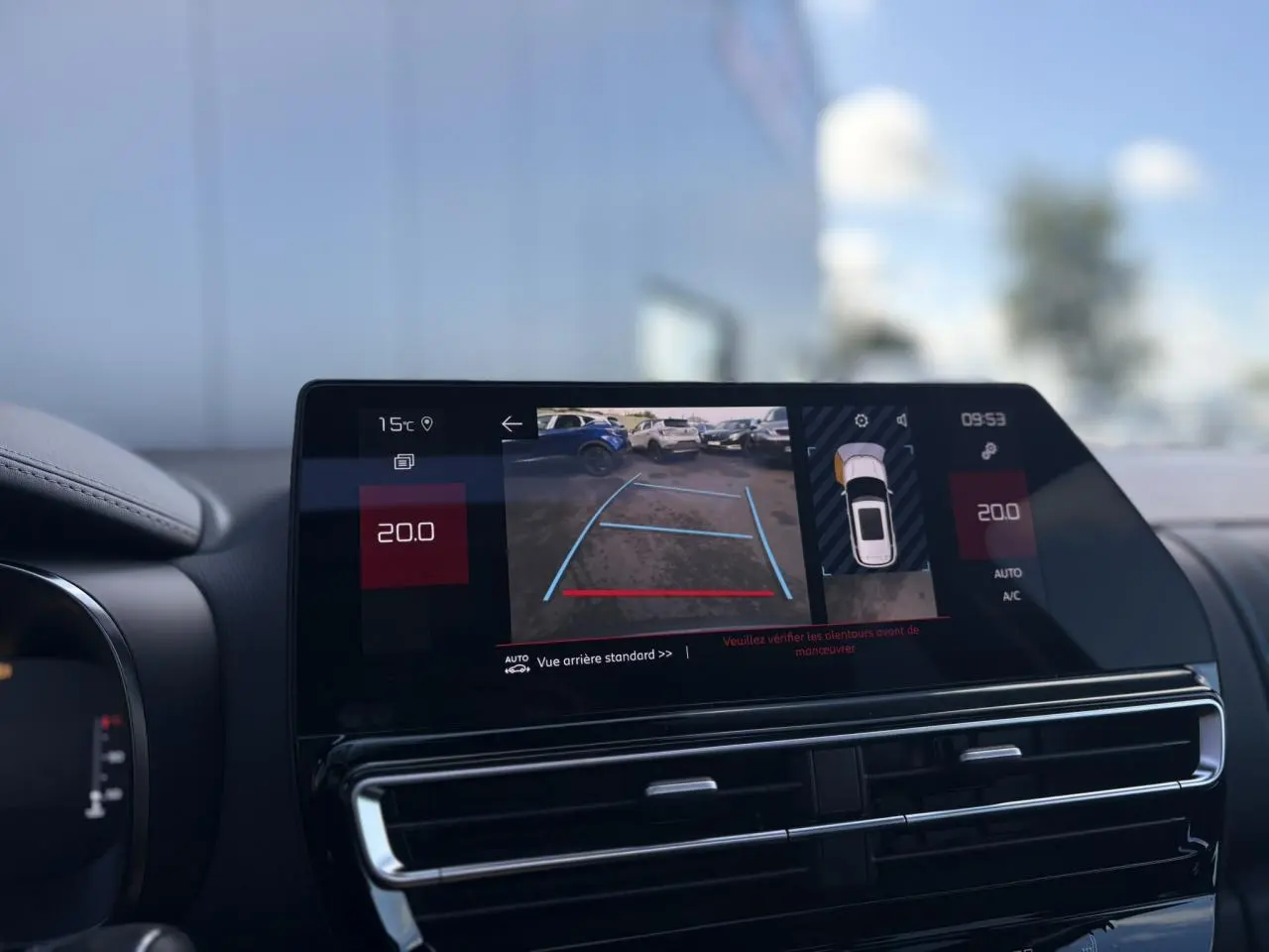 Écran tactile intérieur du tableau de bord du Citroën C5 Aircross 2025 montrant la caméra de recul et la climatisation à 20°C.