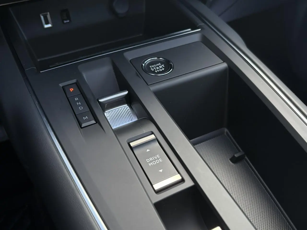 Gros plan sur la console centrale noire du Citroën C5 Aircross 2025 avec bouton Start/Stop et commandes de boîte auto.