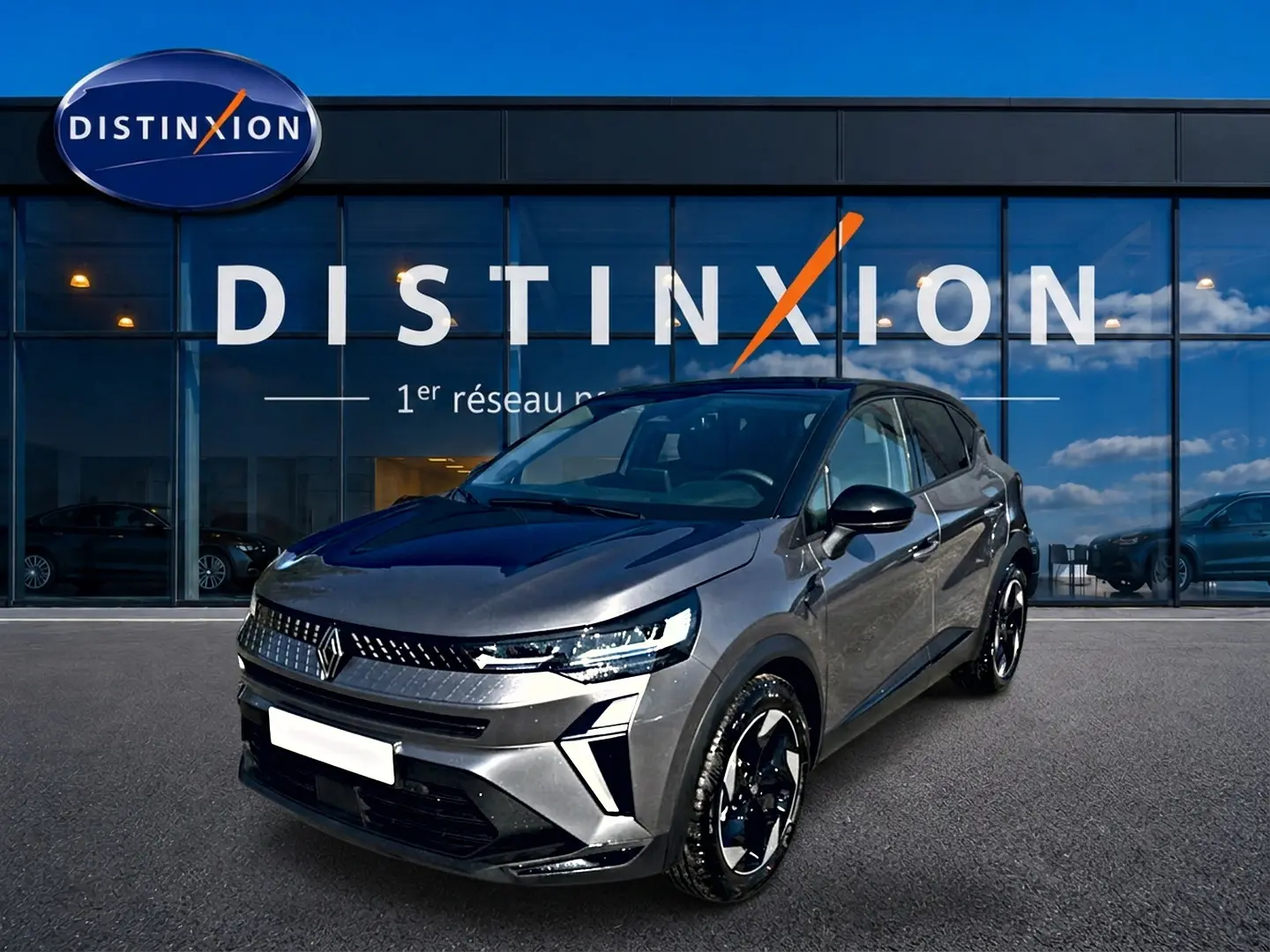 Renault Captur 2026 gris cassiopée en 3/4 avant droit, avec jantes alu noires et calandre moderne lumineuse.