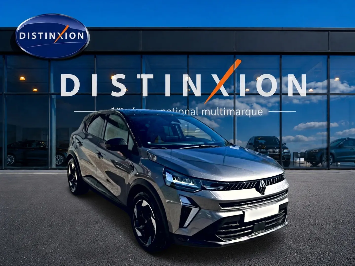 Renault Captur 2026 gris cassiopée en 3/4 avant droit, avec calandre distinctive et jantes noires stylisées.