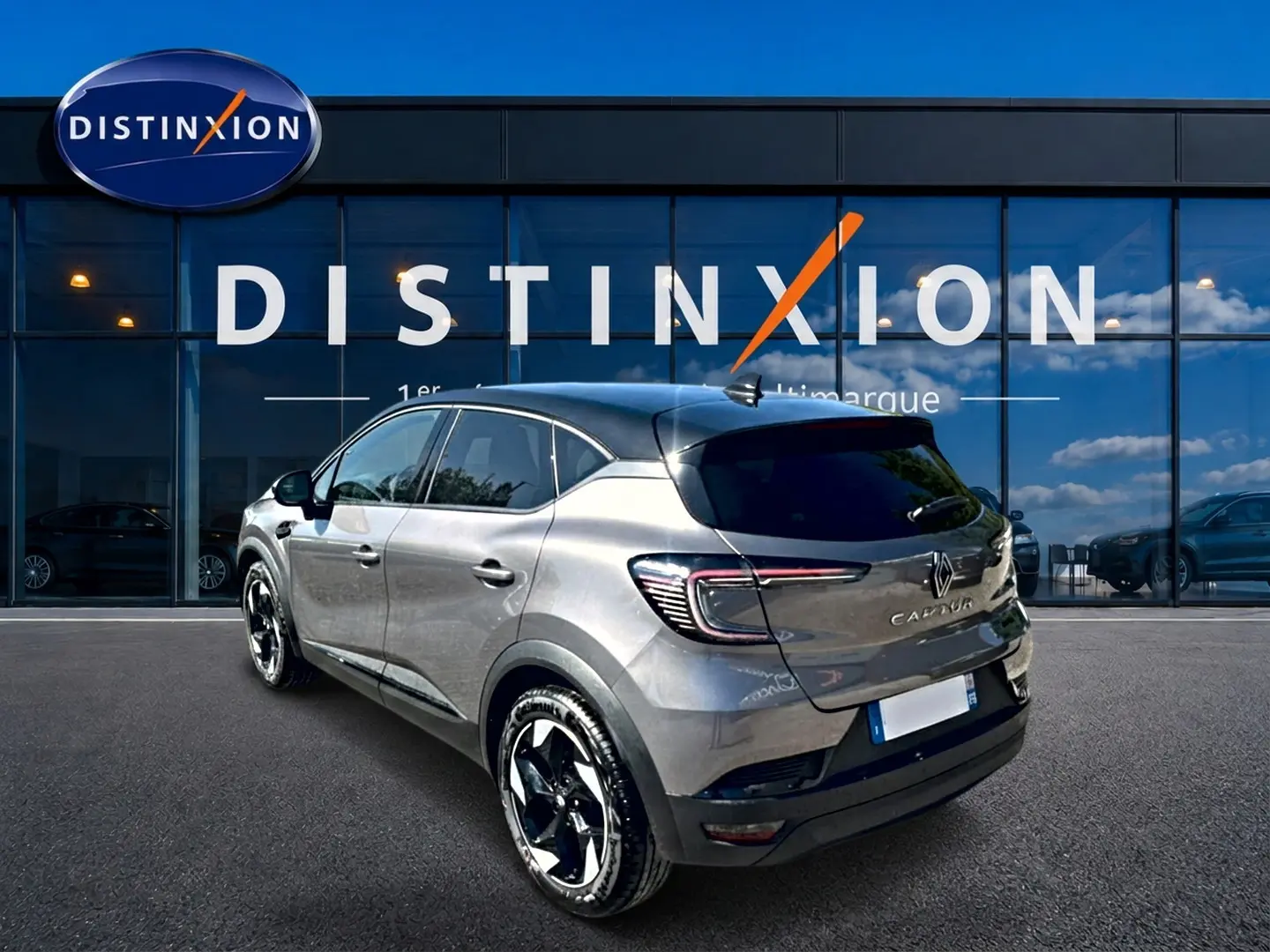 Vue 3/4 arrière droite du Renault Captur gris cassiopée 2026 avec jantes noires et vitres surteintées.