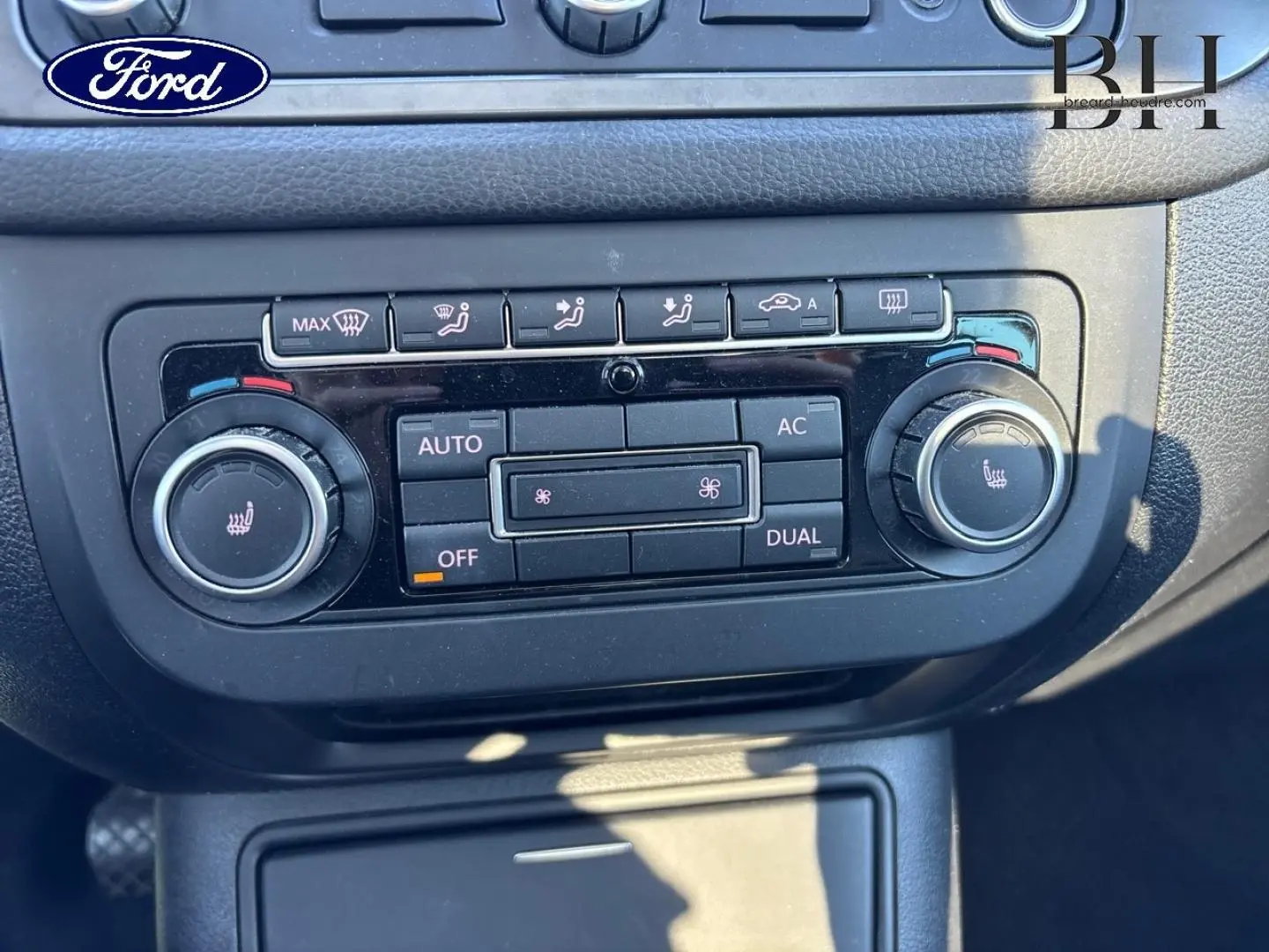 Panneau de commande de climatisation bi-zone noir dans un Volkswagen Tiguan beige, vue rapprochée intérieure.
