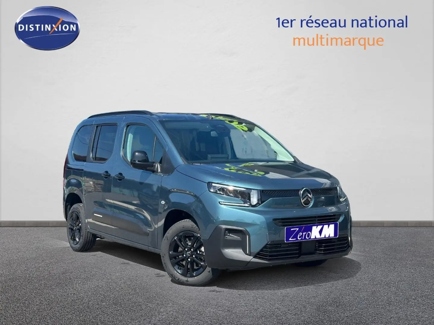 Vue 3/4 avant d'un Citroën Berlingo 2026 bleu Kiama avec jantes noires et barres de toit.