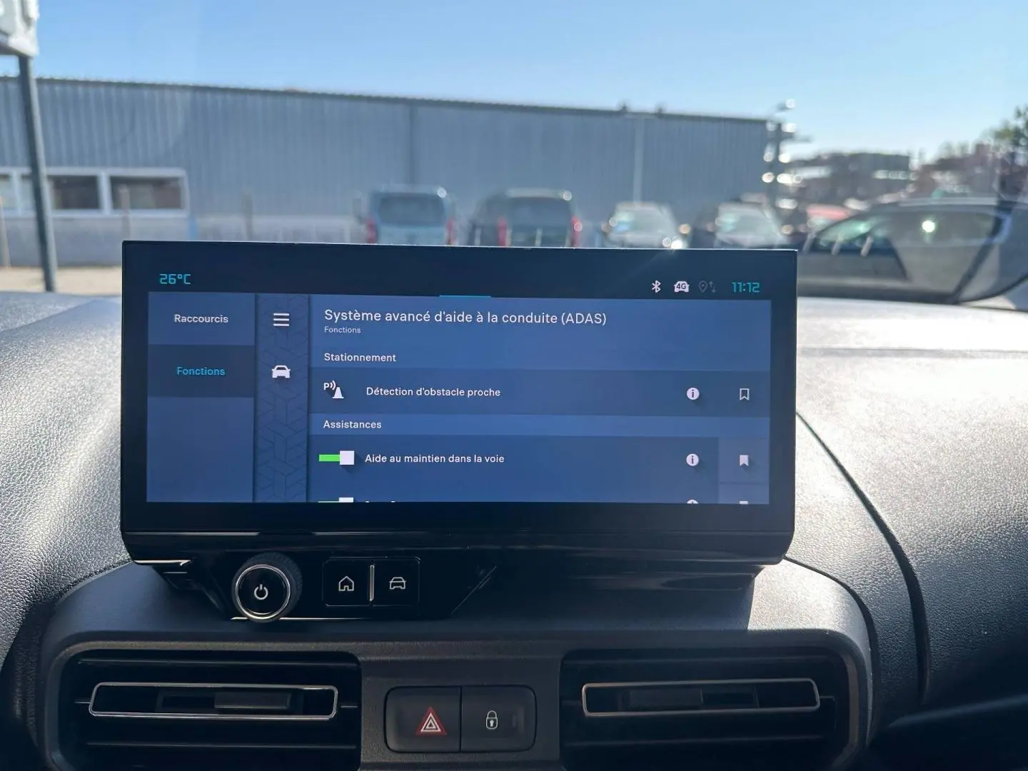 Écran tactile du système d’aide à la conduite dans l’habitacle d’un Citroën Berlingo Kiama Blue, vue de face.