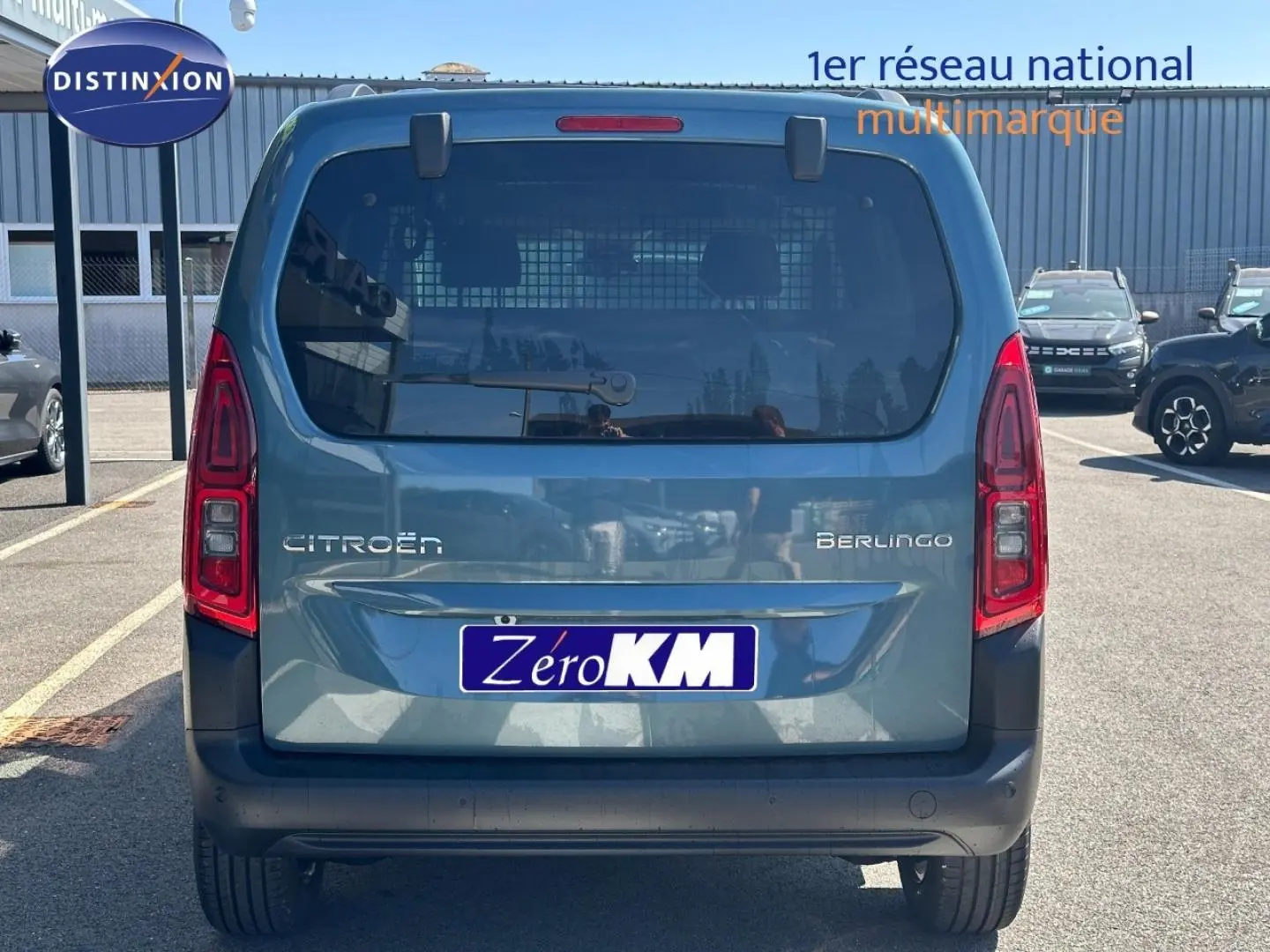 Vue arrière d'un Citroën Berlingo Kiama Blue avec hayon et feux arrière rouges visibles en plein jour.