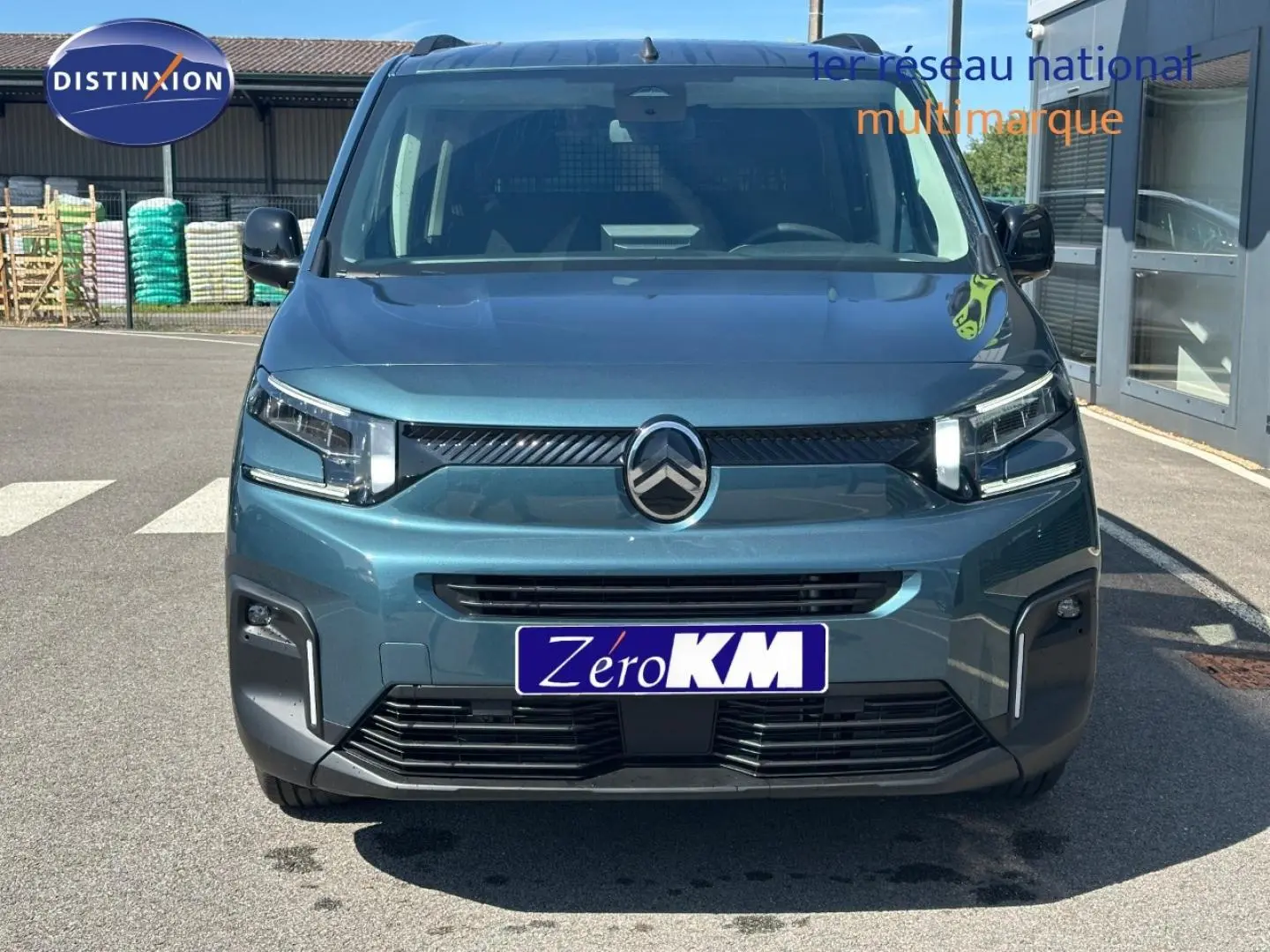 Vue de face du Citroën Berlingo 2026 en Kiama Blue avec calandre noire et phares LED distinctifs.