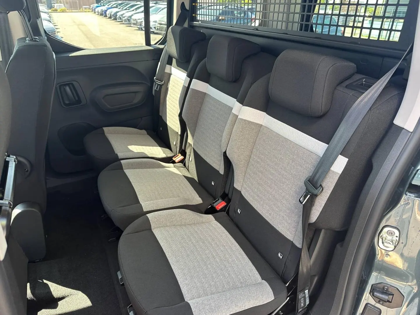 Vue intérieure côté droit sur les trois sièges individuels arrière du Citroën Berlingo 2026 en Kiama Blue.