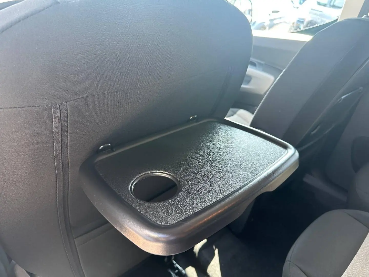 Tablette arrière noire rabattable avec porte-gobelet dans un Citroën Berlingo Kiama Blue, vue côté gauche.